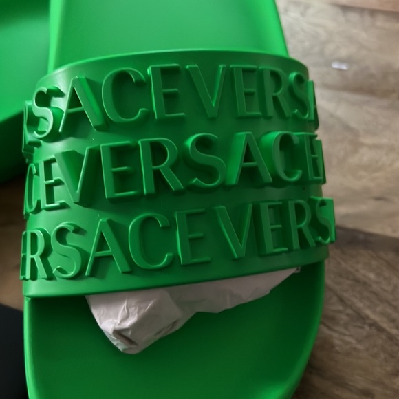 Rubber pool slides with Versace Allover pattern in a three-dimensional effect. - Picture 3 of 5